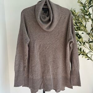 • [Tahari] Cashmere Sweater •